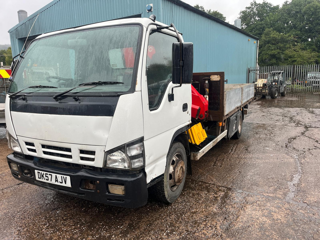 Isuzu NQR 70 - משאית צד נופל/ שטוחה, משאית מנוף: תמונה 1 Isuzu NQR 70 - משאית צד נופל/ שטוחה, משאית מנוף: תמונה 1