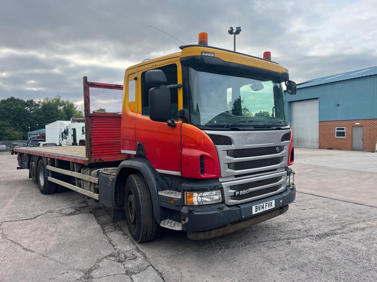 Scania P280 - משאית צד נופל/ שטוחה: תמונה 1 Scania P280 - משאית צד נופל/ שטוחה: תמונה 1