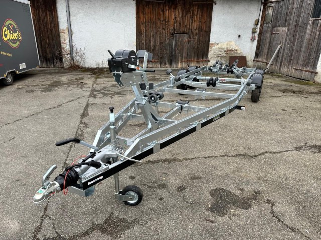 Brenderup Brenderup Premium Bootsanhänger 263500TB SRX mit Superrollen, 3,5 to. 7,8m/ 26 Fuß - נגרר לסירה: תמונה 1 Brenderup Brenderup Premium Bootsanhänger 263500TB SRX mit Superrollen, 3,5 to. 7,8m/ 26 Fuß - נגרר לסירה: תמונה 1