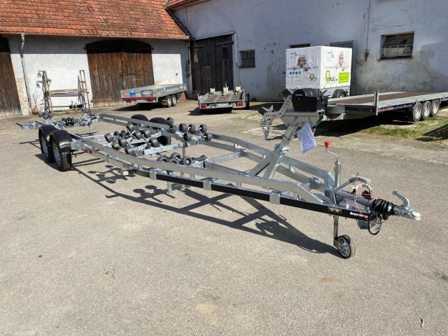 Brenderup Brenderup Premium Bootsanhänger 303500TB SRX mit Superrollen, 3,5 to. 8,7m/ 30 Fuß - נגרר לסירה: תמונה 1 Brenderup Brenderup Premium Bootsanhänger 303500TB SRX mit Superrollen, 3,5 to. 8,7m/ 30 Fuß - נגרר לסירה: תמונה 1