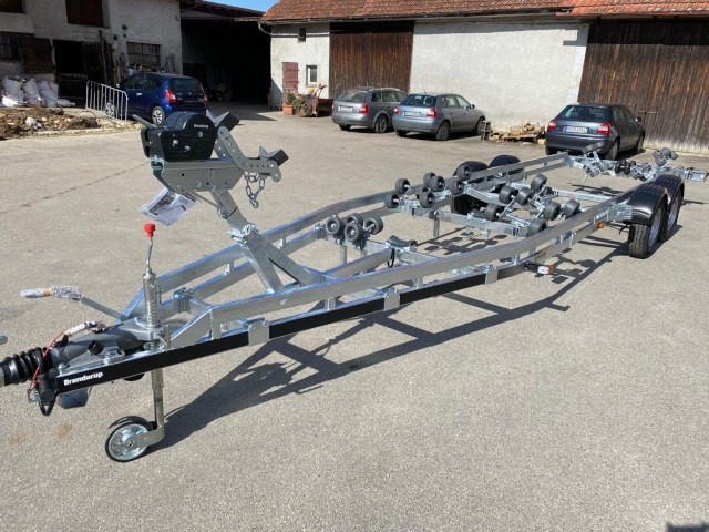 Brenderup Brenderup Premium Bootsanhänger 303500TB SRX mit Superrollen, 3,5 to. 8,7m/ 30 Fuß - נגרר לסירה: תמונה 4 Brenderup Brenderup Premium Bootsanhänger 303500TB SRX mit Superrollen, 3,5 to. 8,7m/ 30 Fuß - נגרר לסירה: תמונה 4