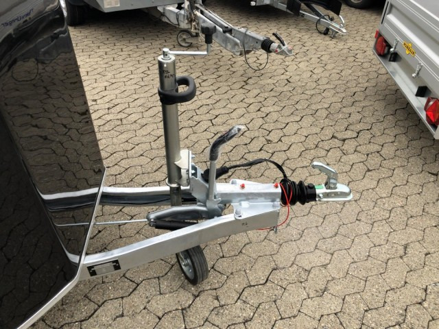 Cheval Liberte Debon Cargo 2 Poly + Türe schwarz 1300 kg, 100 km/h, 300x155x168cm - קרון נגרר בתיבה סגורה: תמונה 2 Cheval Liberte Debon Cargo 2 Poly + Türe schwarz 1300 kg, 100 km/h, 300x155x168cm - קרון נגרר בתיבה סגורה: תמונה 2