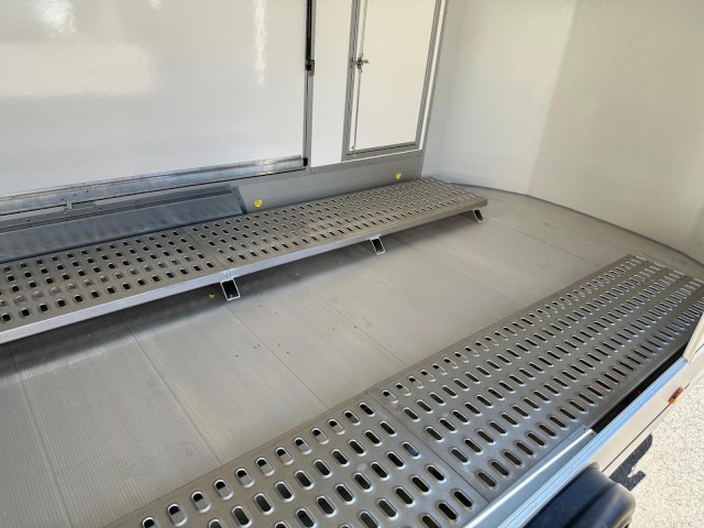 Cheval Liberte Debon Roadster 1000 Sandwich 3500 kg, 100 km/h, 495x200x202cm - קרון נגרר בתיבה סגורה: תמונה 5 Cheval Liberte Debon Roadster 1000 Sandwich 3500 kg, 100 km/h, 495x200x202cm - קרון נגרר בתיבה סגורה: תמונה 5