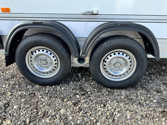 Cheval Liberte Debon Roadster 500 Sandwich Verkaufsklappe 2000 kg, 100 km/h, 320x167x200cm - קרון נגרר בתיבה סגורה: תמונה 5 Cheval Liberte Debon Roadster 500 Sandwich Verkaufsklappe 2000 kg, 100 km/h, 320x167x200cm - קרון נגרר בתיבה סגורה: תמונה 5