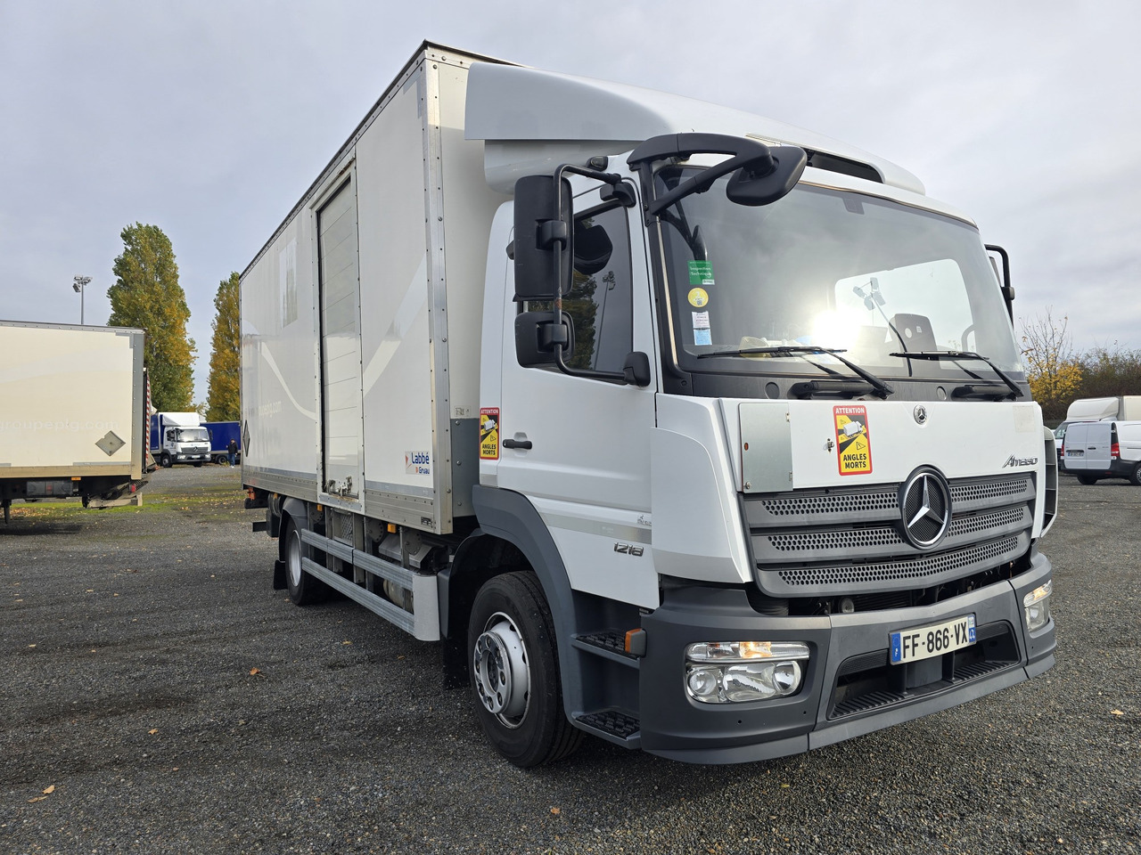MERCEDES-BENZ Atego 1218 - Box - LIFT - SIDE DOOR - ADR - משאית תיבה: תמונה 2 MERCEDES-BENZ Atego 1218 - Box - LIFT - SIDE DOOR - ADR - משאית תיבה: תמונה 2