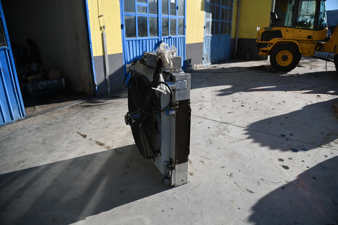 AKG engine cooling radiator - רדיאטור עבור מכונת בנייה: תמונה 4 AKG engine cooling radiator - רדיאטור עבור מכונת בנייה: תמונה 4