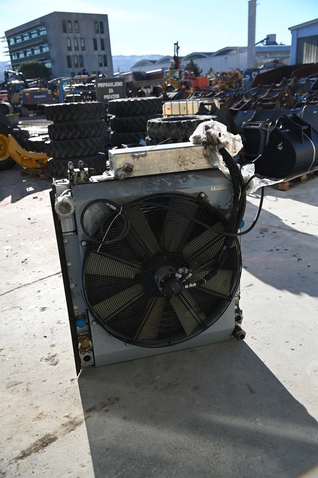 AKG engine cooling radiator - רדיאטור עבור מכונת בנייה: תמונה 3 AKG engine cooling radiator - רדיאטור עבור מכונת בנייה: תמונה 3