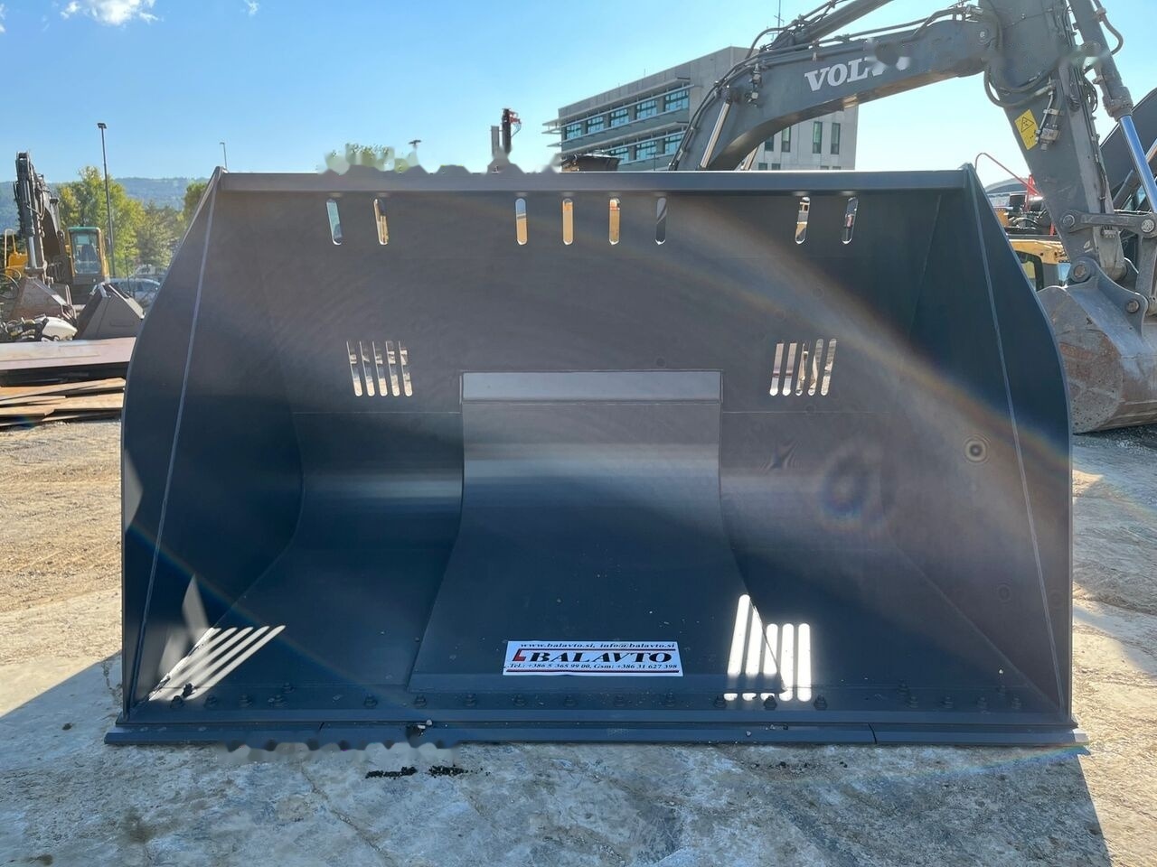 Balavto Loader bucket 3000 mm - דלי מעמיס: תמונה 1 Balavto Loader bucket 3000 mm - דלי מעמיס: תמונה 1