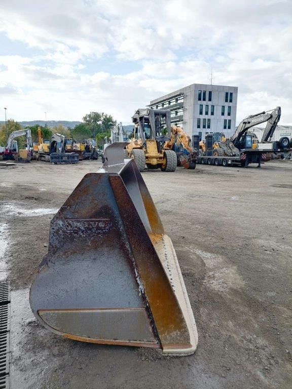 VOLVO loader bucket 2800 mm - דלי מעמיס עבור מעמיס גלגלים: תמונה 3 VOLVO loader bucket 2800 mm - דלי מעמיס עבור מעמיס גלגלים: תמונה 3