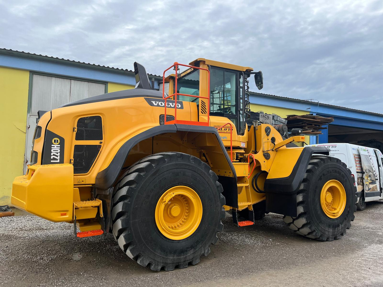 Volvo L220H - מעמיס גלגלים: תמונה 1 Volvo L220H - מעמיס גלגלים: תמונה 1