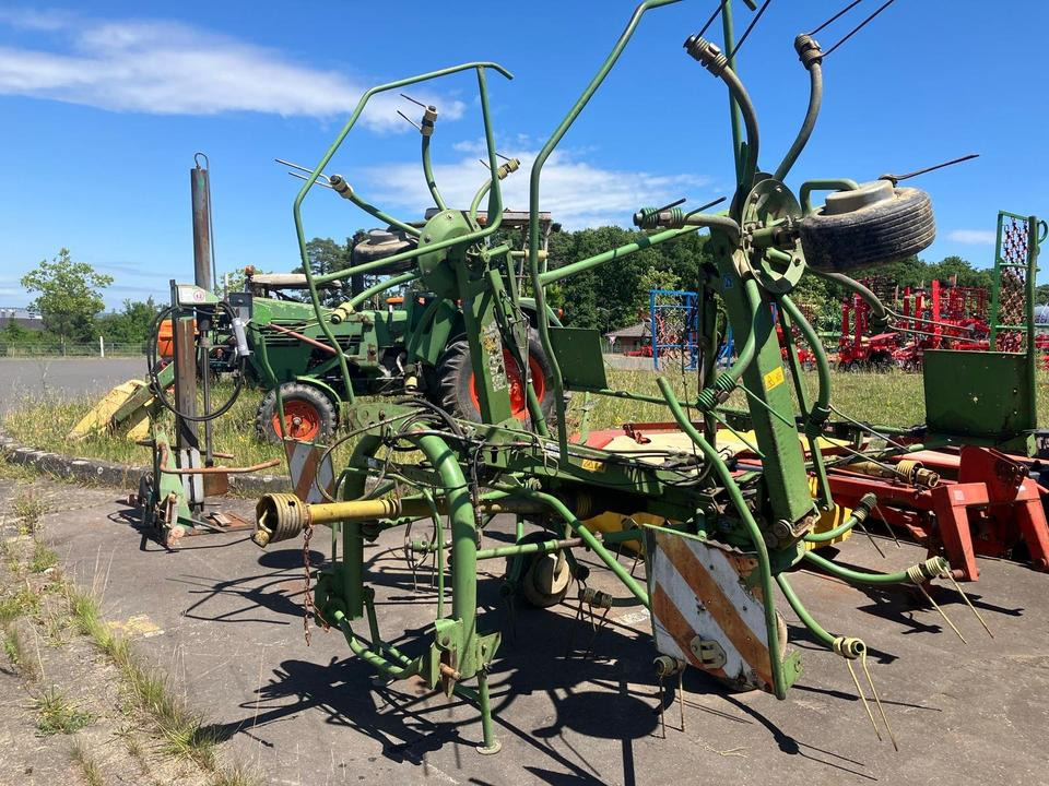 Krone KW 5.50 Wender, Heuer, Zetter hydr. Grenzstreueinrichtung - גורף/ מגרפה: תמונה 1 Krone KW 5.50 Wender, Heuer, Zetter hydr. Grenzstreueinrichtung - גורף/ מגרפה: תמונה 1