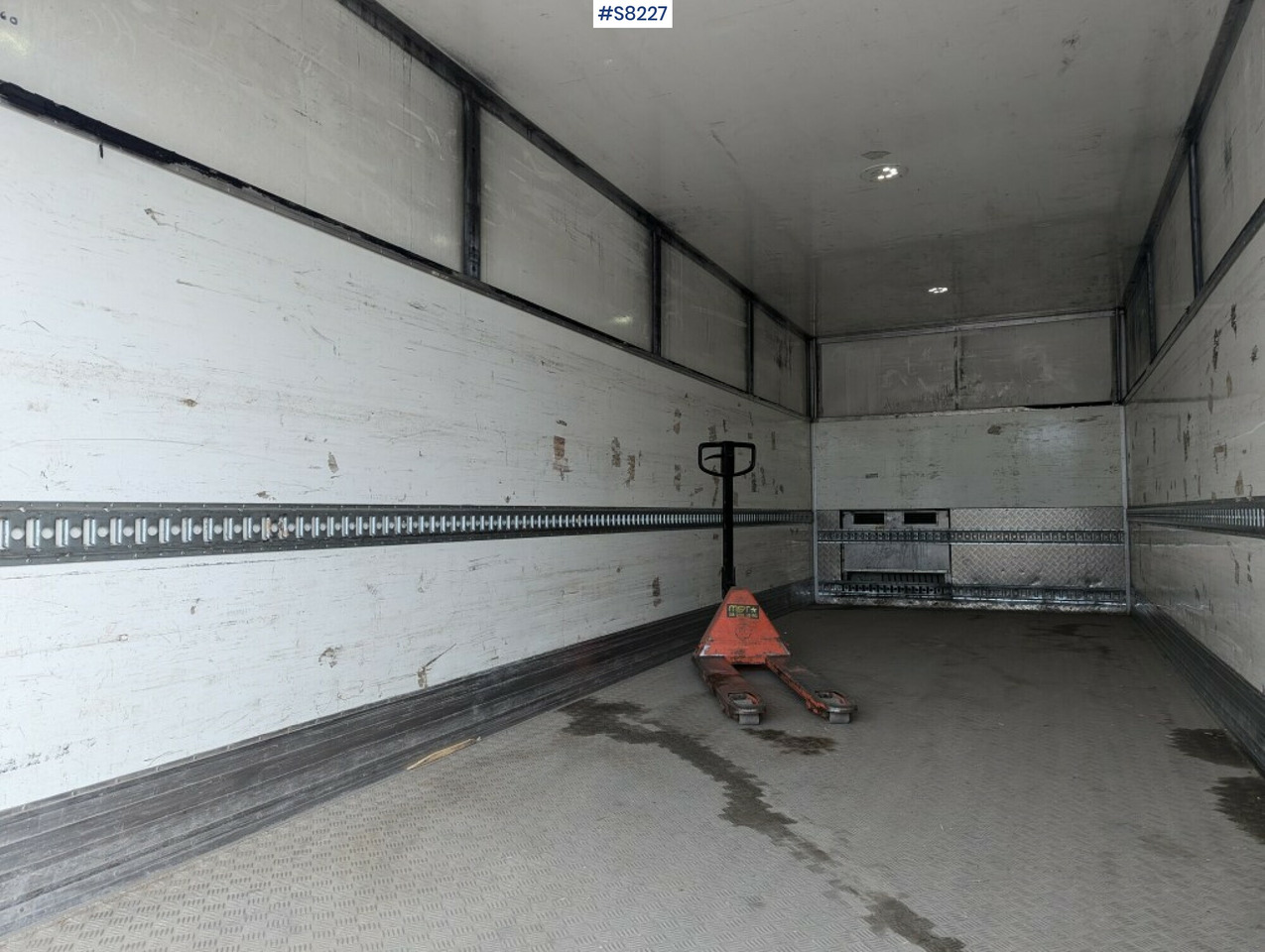 Box Truck Volvo FL height-adjustable box and tail lift - משאית תיבה: תמונה 5 Box Truck Volvo FL height-adjustable box and tail lift - משאית תיבה: תמונה 5