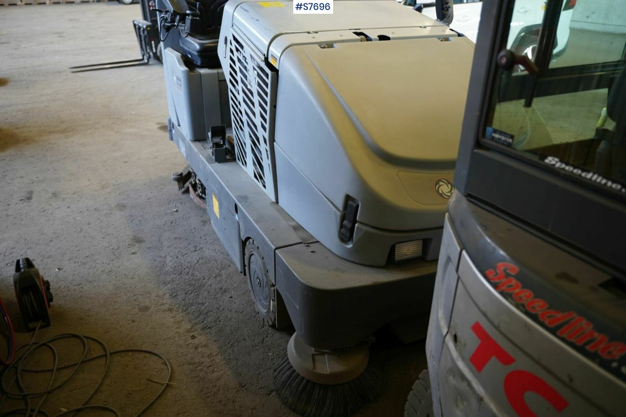 Cleaning machine Nilfisk CR1200 rep.object - מטאטא כבישים: תמונה 4 Cleaning machine Nilfisk CR1200 rep.object - מטאטא כבישים: תמונה 4