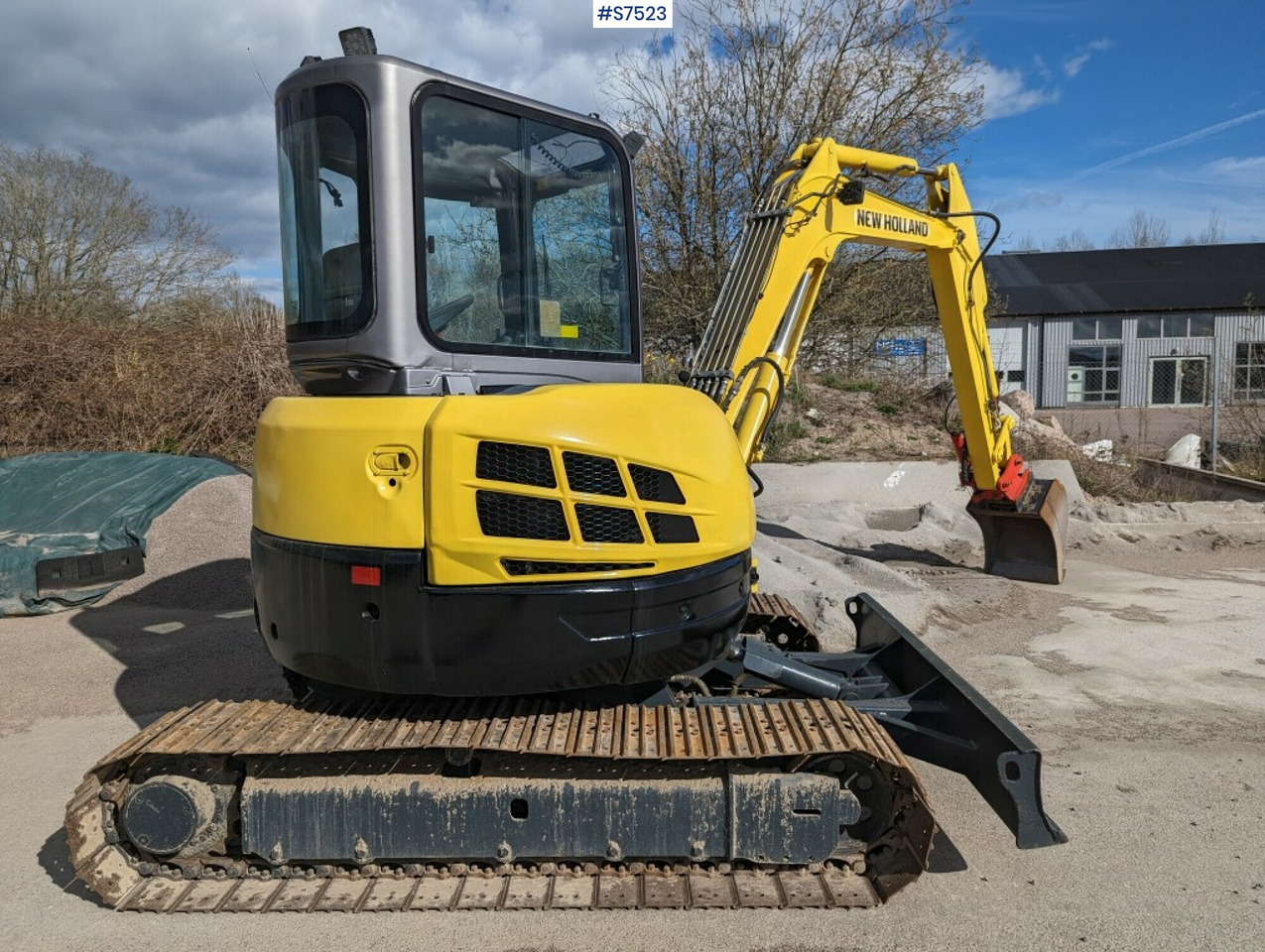 Excavator New Holland E502C with tilt bracket and bucket SEE VIDEO - מיני מחפר: תמונה 1 Excavator New Holland E502C with tilt bracket and bucket SEE VIDEO - מיני מחפר: תמונה 1