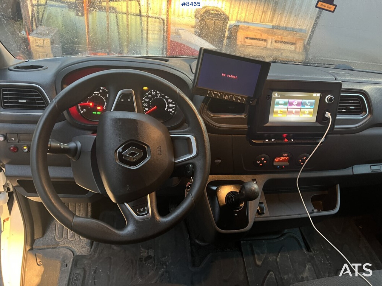 Interior photo 1: כלי רכב מסחרי עם תיבה Renault master with tail lift