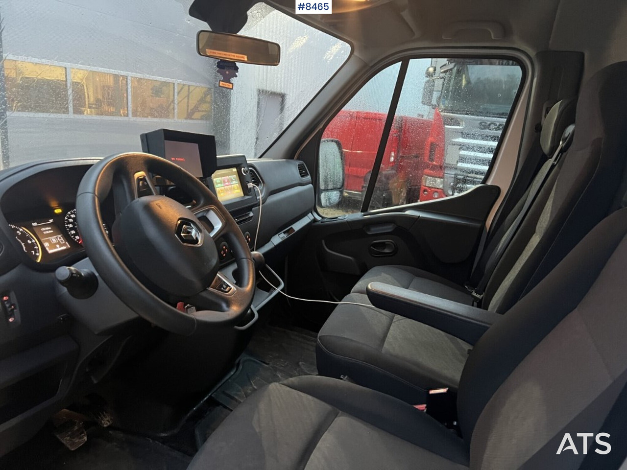 Interior photo 2: כלי רכב מסחרי עם תיבה Renault master with tail lift