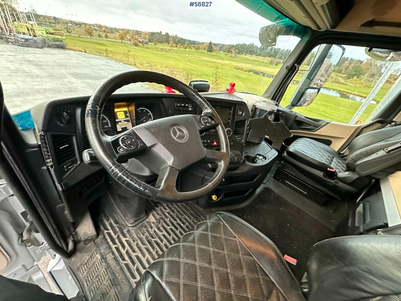 Interior photo 1: משאית עץ Timber truck Mercedes-Benz Arocs 2863 with crane