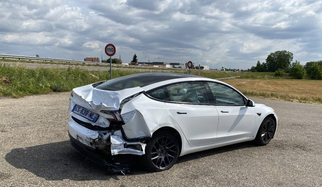 Tesla MODEL 3 5YJ3 Carte Grise Française endommagée - מכונית: תמונה 4 Tesla MODEL 3 5YJ3 Carte Grise Française endommagée - מכונית: תמונה 4