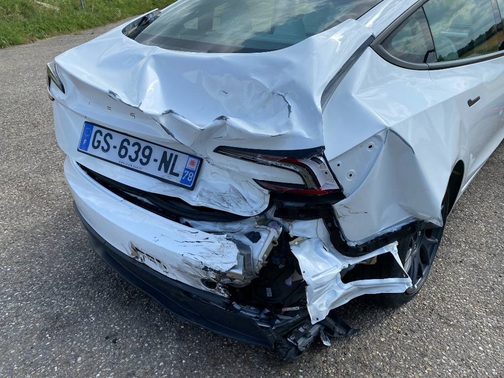 מכונית Tesla MODEL 3 5YJ3 Carte Grise Française endommagée: תמונה 9