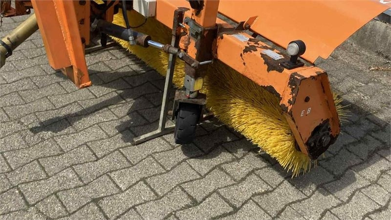 Nesbo FM 2400 S frontkost - מטאטא עבור טרקטור חקלאי: תמונה 2 Nesbo FM 2400 S frontkost - מטאטא עבור טרקטור חקלאי: תמונה 2