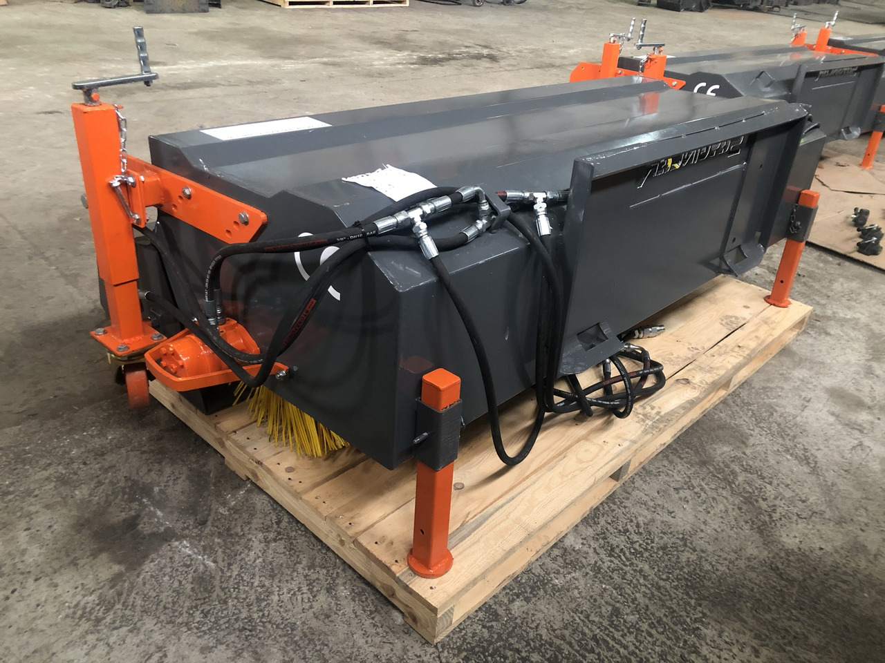 SAYGINLAR SKID STEER MOUNTED ROAD SWEEPER - מטאטא עבור מעמיס היגוי החלקה: תמונה 5 SAYGINLAR SKID STEER MOUNTED ROAD SWEEPER - מטאטא עבור מעמיס היגוי החלקה: תמונה 5
