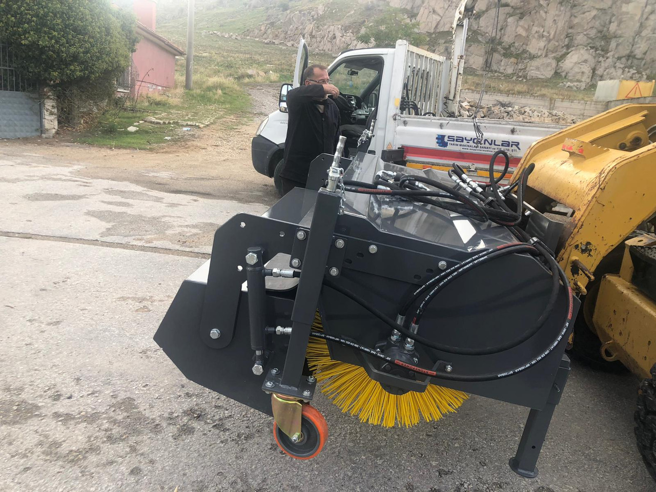 SAYGINLAR SKID STEER MOUNTED ROAD SWEEPER - מטאטא עבור מעמיס היגוי החלקה: תמונה 4 SAYGINLAR SKID STEER MOUNTED ROAD SWEEPER - מטאטא עבור מעמיס היגוי החלקה: תמונה 4
