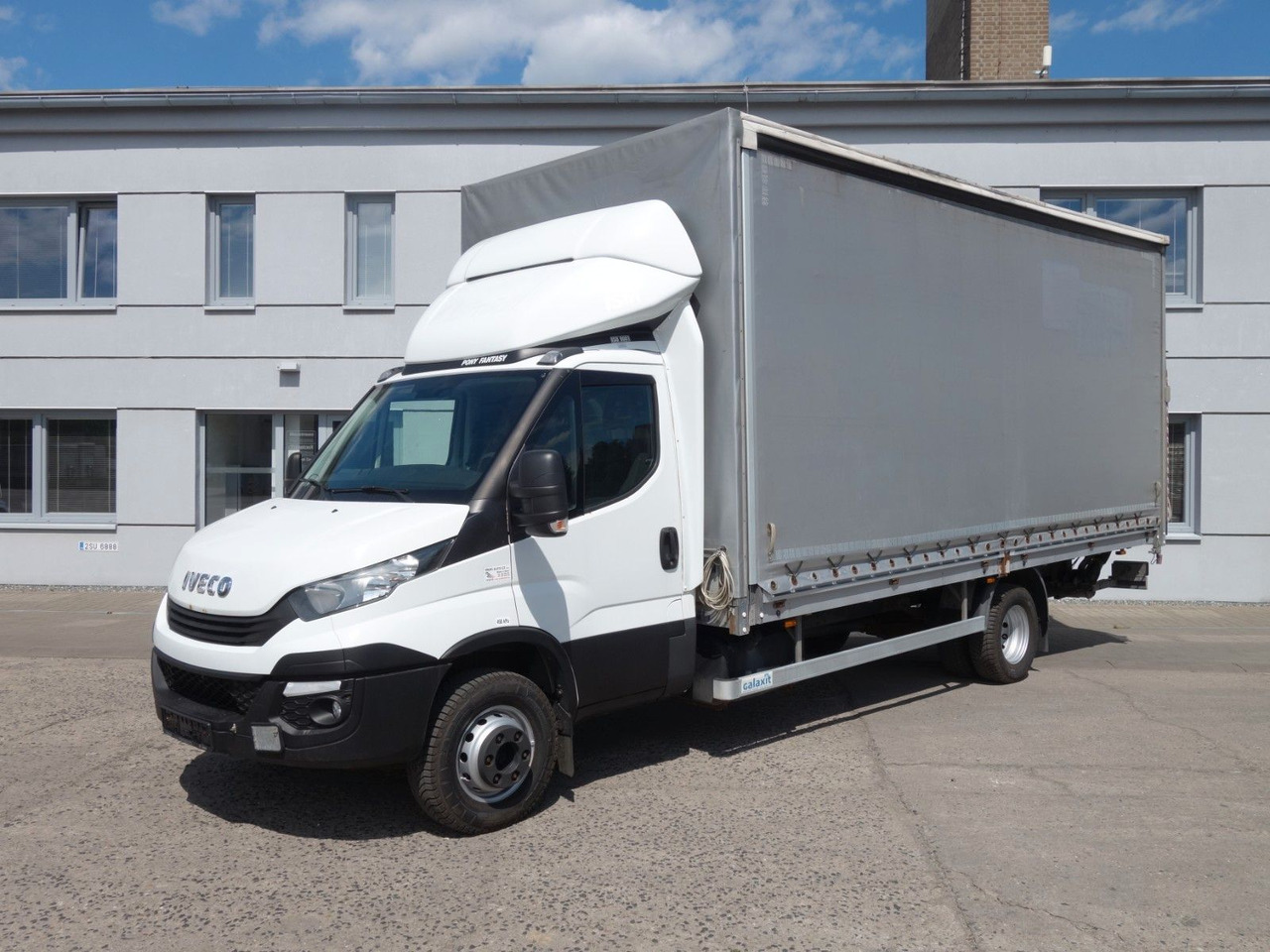 Iveco Daily 70C18 mit LBW - כלי רכב מסחרי עם וילונות צד: תמונה 1 Iveco Daily 70C18 mit LBW - כלי רכב מסחרי עם וילונות צד: תמונה 1
