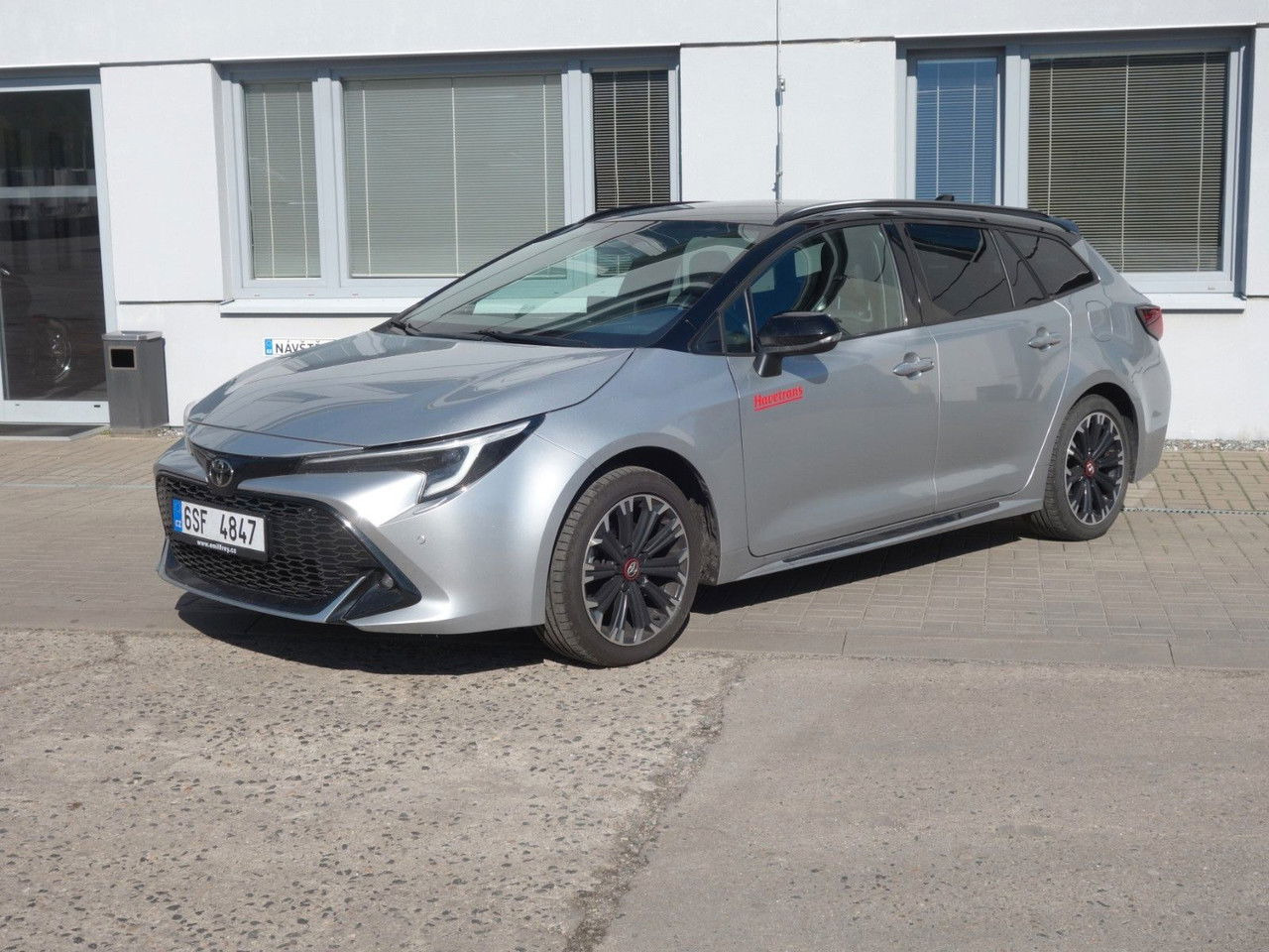 Toyota Corolla Touring 2,0 Hybrid GR Sport - רכב סטיישן: תמונה 1 Toyota Corolla Touring 2,0 Hybrid GR Sport - רכב סטיישן: תמונה 1
