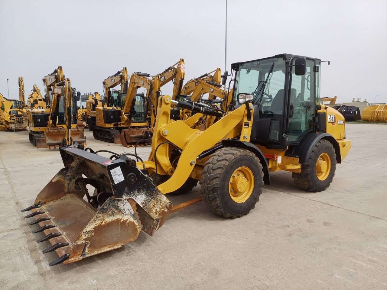 CAT 906M - מעמיס גלגלים: תמונה 1 CAT 906M - מעמיס גלגלים: תמונה 1