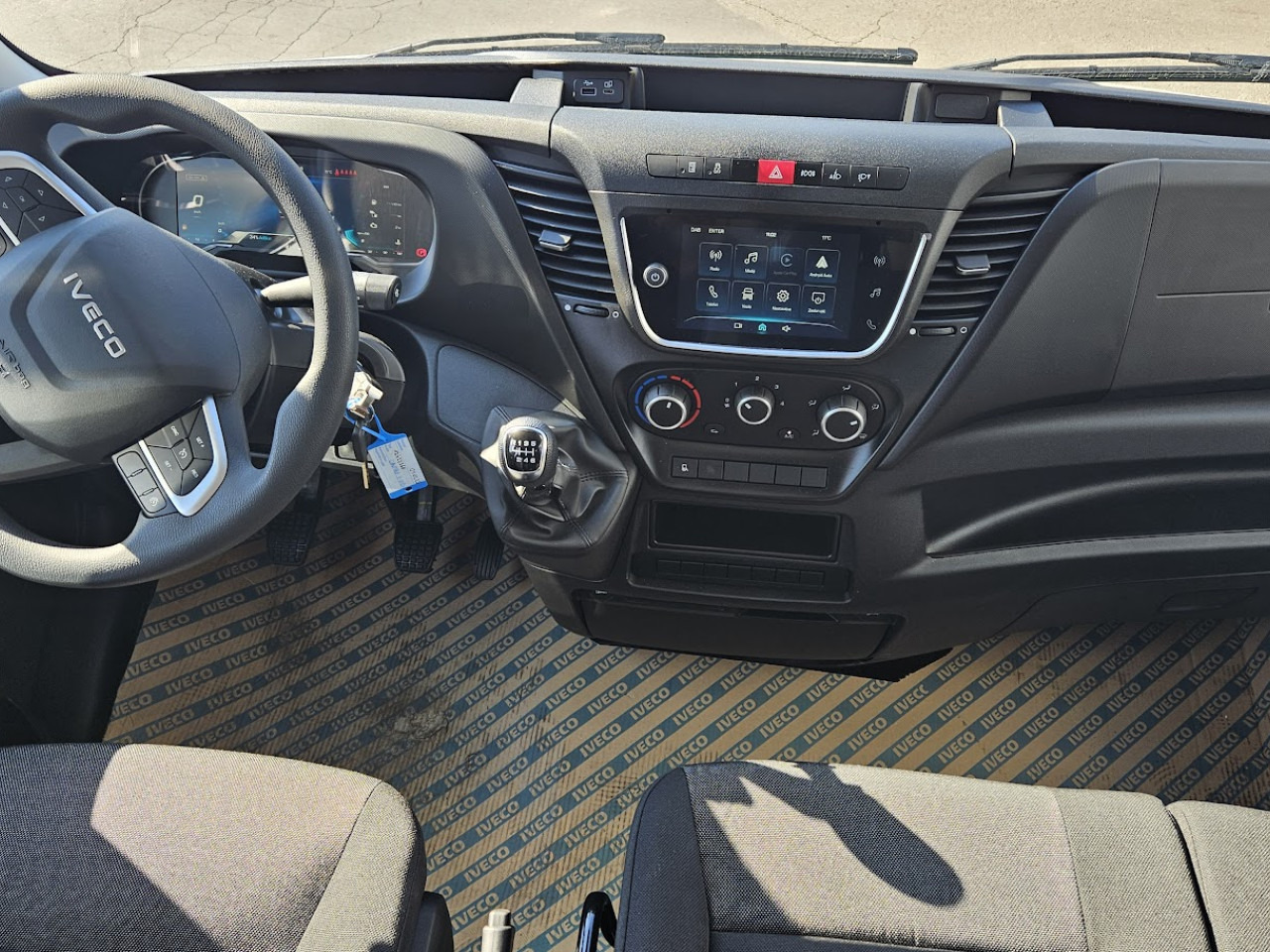 Interior photo 1: הַחכָּרָה IVECO Daily 35C16H3.0 D IVECO Daily 35C16H3.0 D