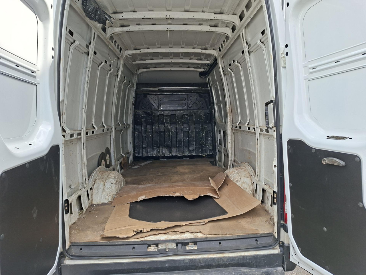 IVECO Daily 35S13V - כלי רכב מסחרי לנוסעים: תמונה 5 IVECO Daily 35S13V - כלי רכב מסחרי לנוסעים: תמונה 5