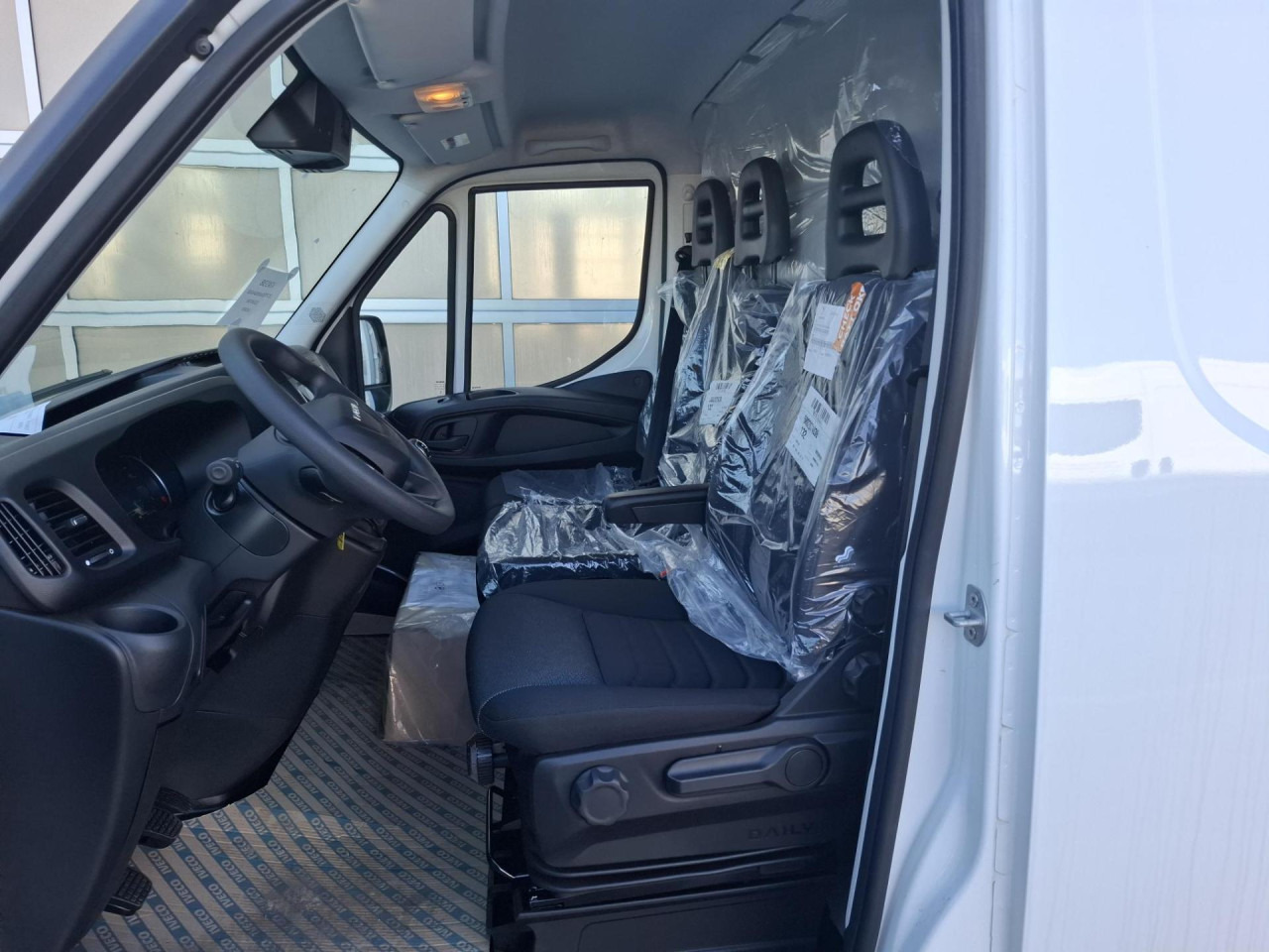 כלי רכב מסחרי לנוסעים IVECO Daily 35S14V: תמונה 6