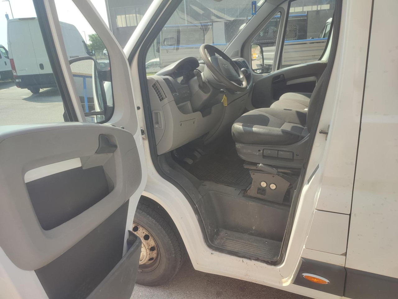 כלי רכב מסחרי מזהיר, כלי רכב מסחרי קומבי PEUGEOT Boxer 2.2 HDI: תמונה 6