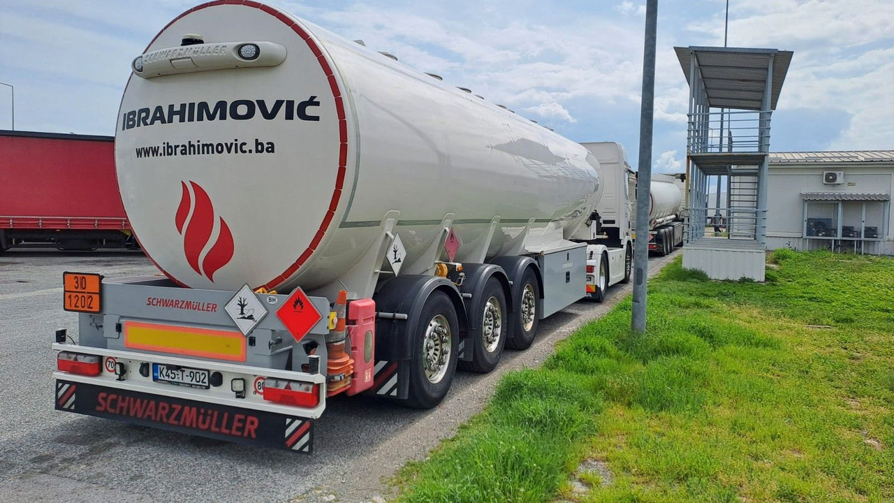 Schwarzmüller 4 Kammern, ADR, Treibstoff Fuel - סמיטריילר מכל: תמונה 1 Schwarzmüller 4 Kammern, ADR, Treibstoff Fuel - סמיטריילר מכל: תמונה 1