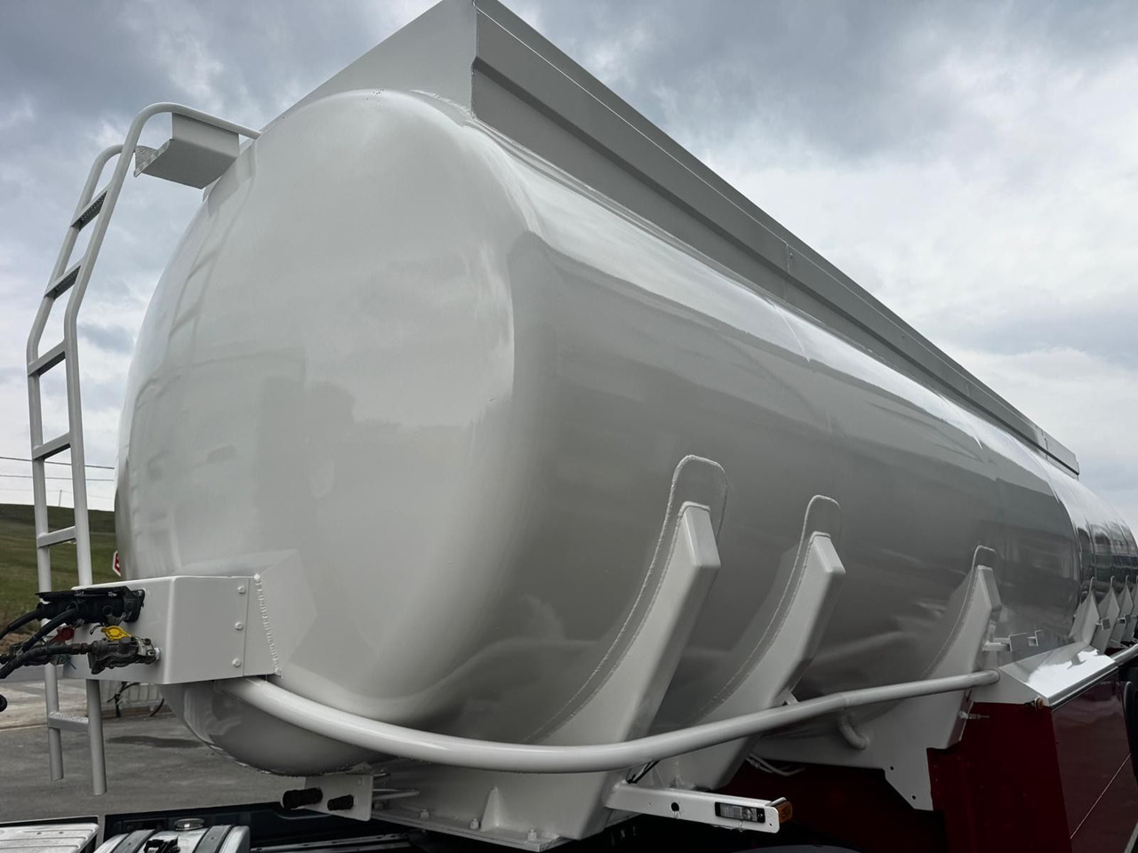 Schwarzmüller TS 3/E ADR, 6 Kammern Treibstoff Fuel - סמיטריילר מכל: תמונה 5 Schwarzmüller TS 3/E ADR, 6 Kammern Treibstoff Fuel - סמיטריילר מכל: תמונה 5