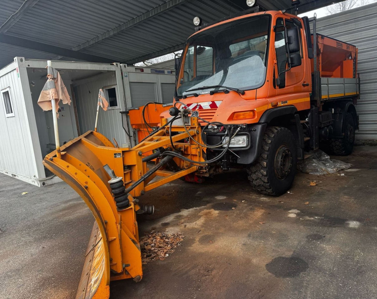 Unimog U400 4x4, Winterdienst, Schild+Streuer - משאית: תמונה 2 Unimog U400 4x4, Winterdienst, Schild+Streuer - משאית: תמונה 2