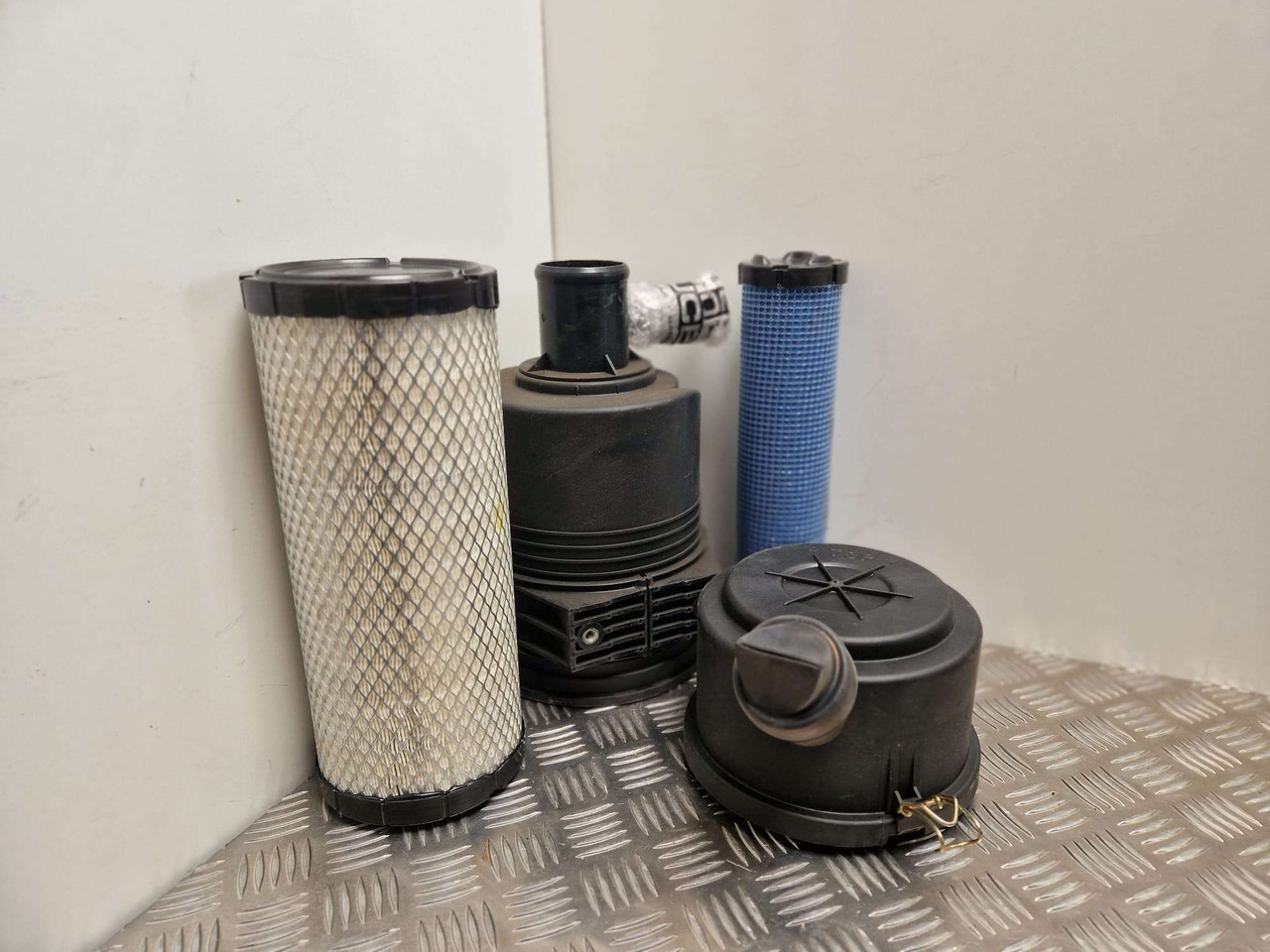 Donaldson air filter assembly JCB - מנוע וחלקים עבור מכונת בנייה: תמונה 1 Donaldson air filter assembly JCB - מנוע וחלקים עבור מכונת בנייה: תמונה 1