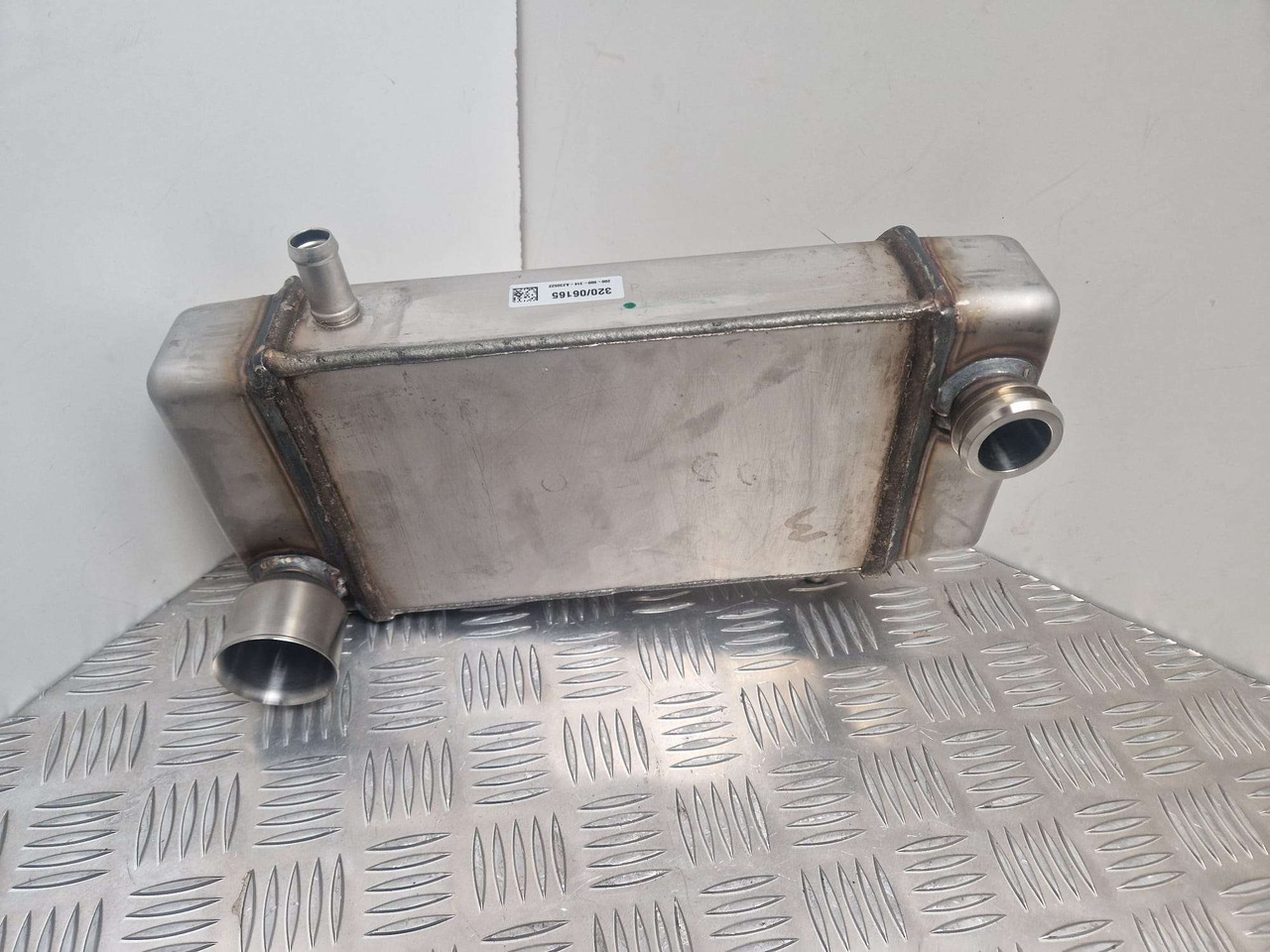 EGR Cooler JCB 320/06165 NEW T4 EGR cooler - מנוע וחלקים עבור מכונת בנייה: תמונה 2 EGR Cooler JCB 320/06165 NEW T4 EGR cooler - מנוע וחלקים עבור מכונת בנייה: תמונה 2