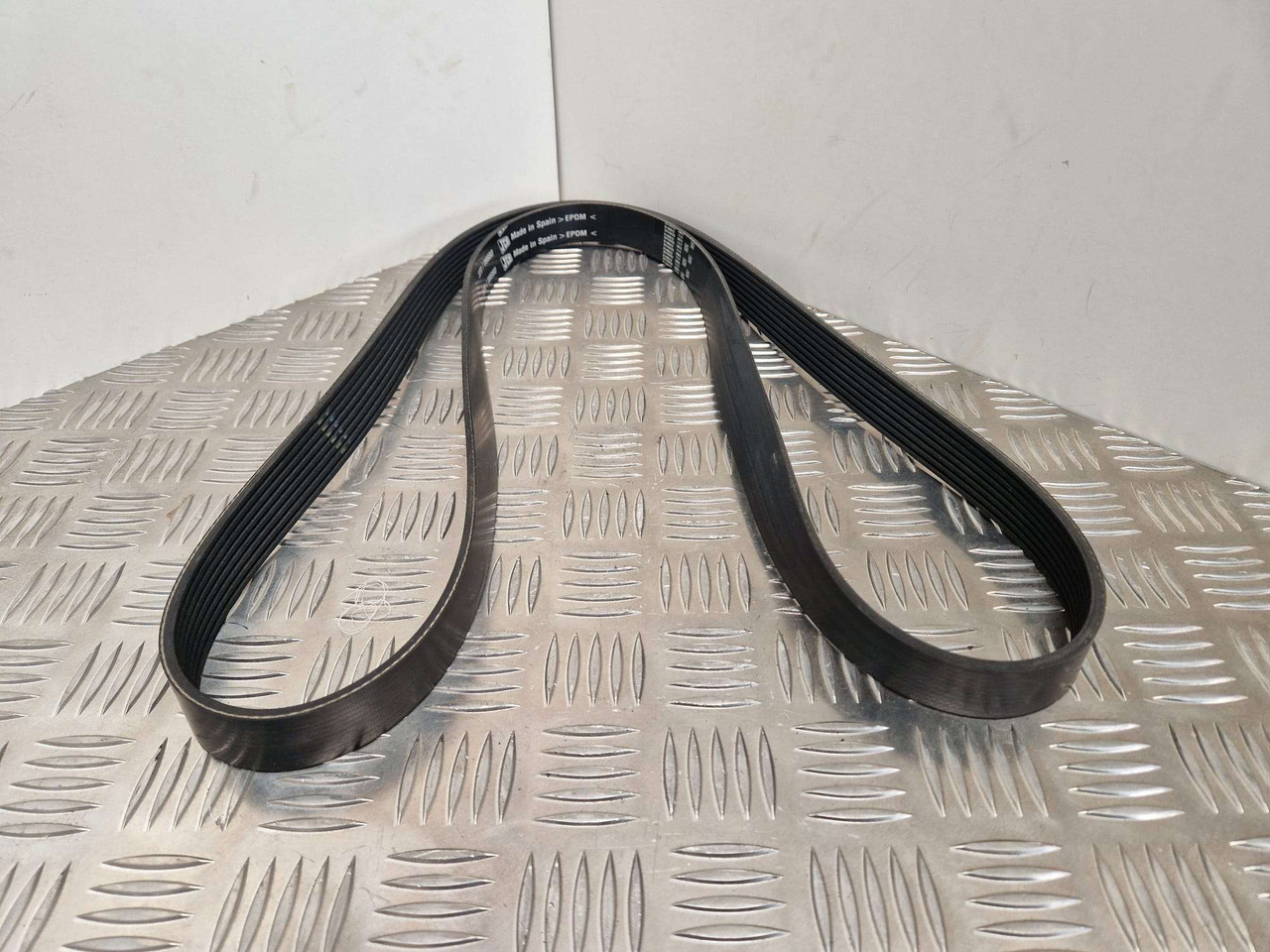 JCB 320/08880 drive belt 1895mm Genuine - מנוע וחלקים עבור מכונת בנייה: תמונה 1 JCB 320/08880 drive belt 1895mm Genuine - מנוע וחלקים עבור מכונת בנייה: תמונה 1