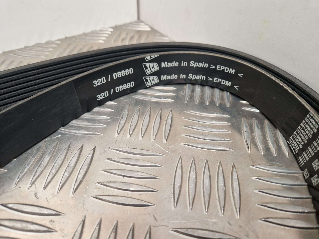 JCB 320/08880 drive belt 1895mm Genuine - מנוע וחלקים עבור מכונת בנייה: תמונה 2 JCB 320/08880 drive belt 1895mm Genuine - מנוע וחלקים עבור מכונת בנייה: תמונה 2