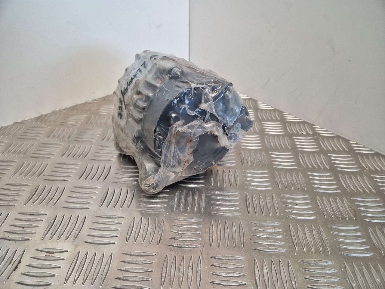 JCB Alternator 85amp 333/G6477 - מנוע וחלקים עבור מכונת בנייה: תמונה 1 JCB Alternator 85amp 333/G6477 - מנוע וחלקים עבור מכונת בנייה: תמונה 1
