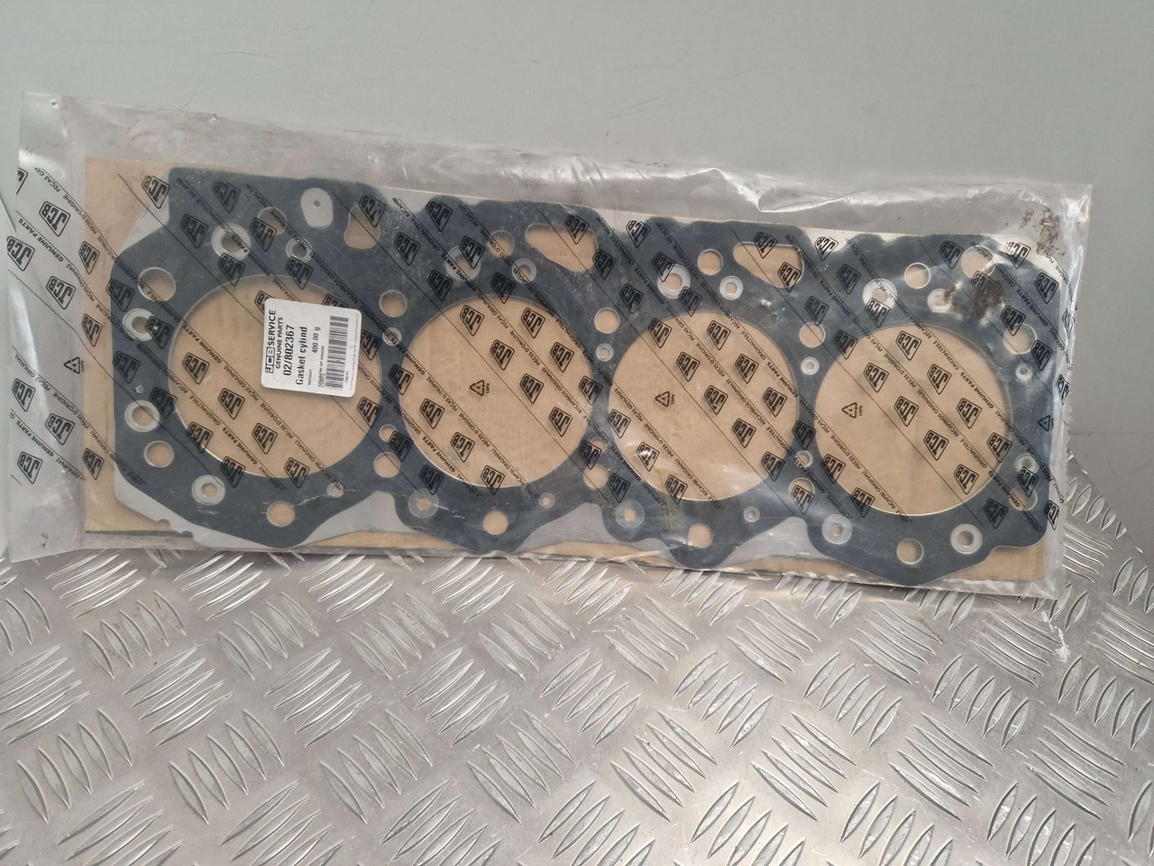 JCB Head Gasket 4JJ1 02/802367 1.10mm thick 2 notch - מנוע וחלקים עבור מכונת בנייה: תמונה 1 JCB Head Gasket 4JJ1 02/802367 1.10mm thick 2 notch - מנוע וחלקים עבור מכונת בנייה: תמונה 1