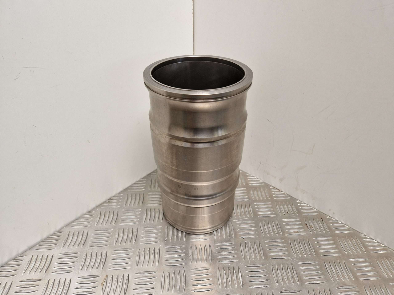 Scania 1868157 Piston Liner Set 6 127mm - מנוע וחלקים עבור מכונת בנייה: תמונה 1 Scania 1868157 Piston Liner Set 6 127mm - מנוע וחלקים עבור מכונת בנייה: תמונה 1