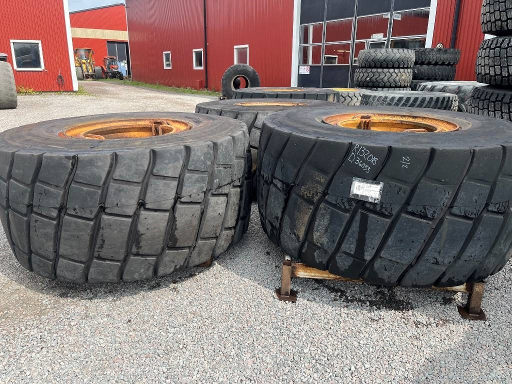 Bridgestone Regummerade 875/65R29 på Volvo L220 fälg - חבילת גלגלים וצמיגים: תמונה 2 Bridgestone Regummerade 875/65R29 på Volvo L220 fälg - חבילת גלגלים וצמיגים: תמונה 2