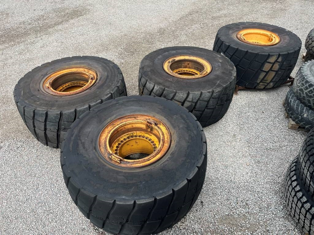 Bridgestone Regummerade 875/65R29 på Volvo L220 fälg - חבילת גלגלים וצמיגים: תמונה 1 Bridgestone Regummerade 875/65R29 på Volvo L220 fälg - חבילת גלגלים וצמיגים: תמונה 1