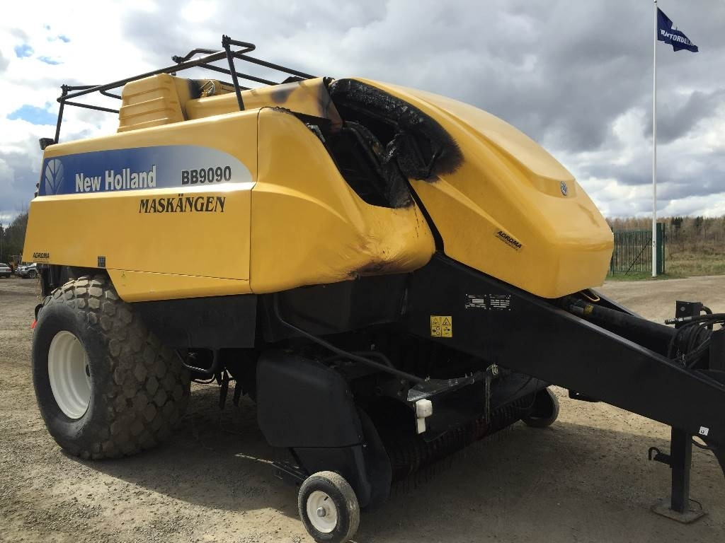 New Holland BB9090 Damaged / Skadad - מכונת צרור מרובעת: תמונה 4 New Holland BB9090 Damaged / Skadad - מכונת צרור מרובעת: תמונה 4