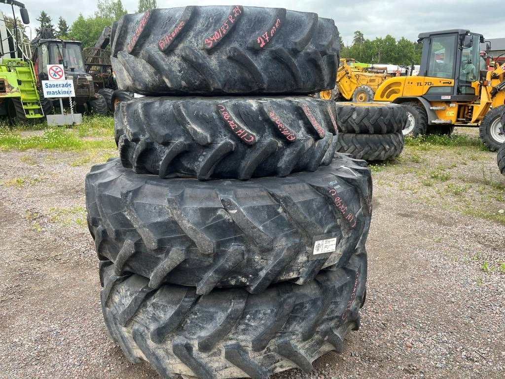 Pirelli 420/85R34 340/85R24 till Case JX 90U - צמיג עבור מכונה חקלאית: תמונה 1 Pirelli 420/85R34 340/85R24 till Case JX 90U - צמיג עבור מכונה חקלאית: תמונה 1