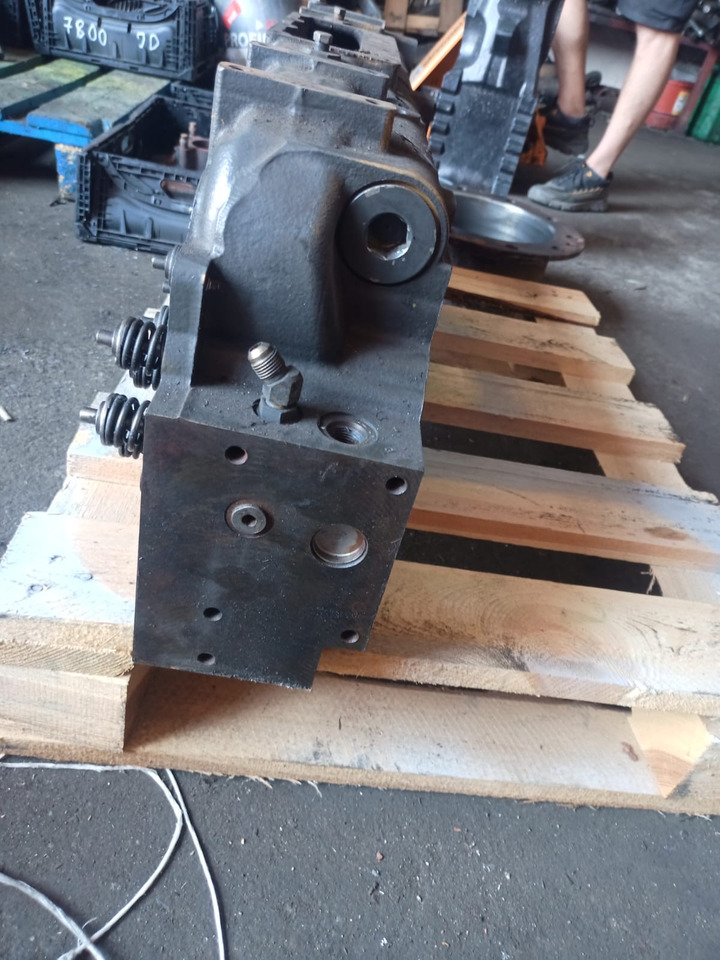 Claas Xerion Cat C9 - głowica cylindrów 2134360 213-4360 332-3619 - ראש צילינדר עבור מכונה חקלאית: תמונה 5 Claas Xerion Cat C9 - głowica cylindrów 2134360 213-4360 332-3619 - ראש צילינדר עבור מכונה חקלאית: תמונה 5
