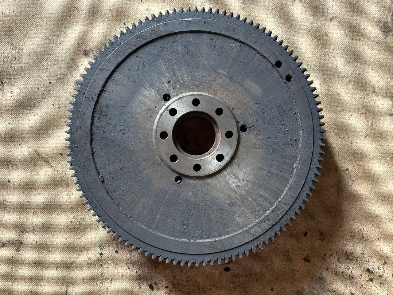 Deutz TD2011 D2011 D2011L04W Koło Zamachowe 04104106 - גלגל תנופה עבור מכונה חקלאית: תמונה 1 Deutz TD2011 D2011 D2011L04W Koło Zamachowe 04104106 - גלגל תנופה עבור מכונה חקלאית: תמונה 1