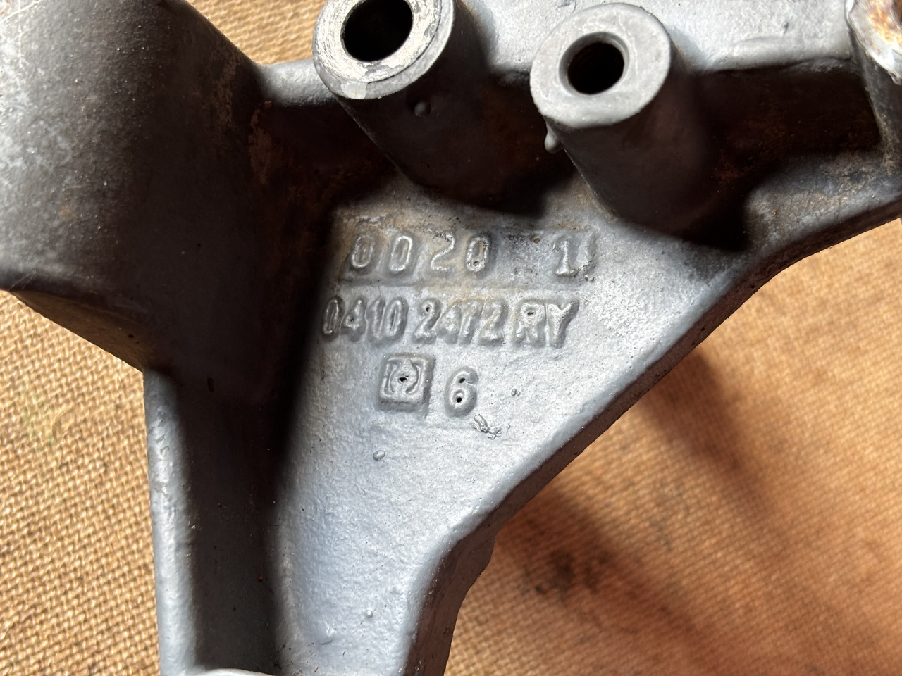 Deutz TD2011 D2011 D2011L04W Uchwyt Alternatora 04102472 04102472R - אלטרנטור עבור מכונה חקלאית: תמונה 2 Deutz TD2011 D2011 D2011L04W Uchwyt Alternatora 04102472 04102472R - אלטרנטור עבור מכונה חקלאית: תמונה 2